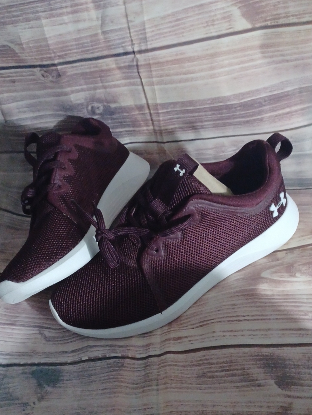 Under Armour Burgundy Women Walking/running Sneakers Sz 8.5  Brand New